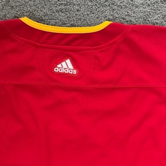 NHL Calgary Flames Adidas Jersey - Size 52 - New with Tags - Perfect Condition - Picture 11 of 14